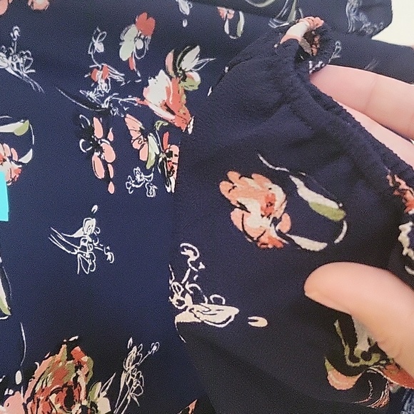 Fun to Fun Navy top with flowers. - Picture 3 of 4